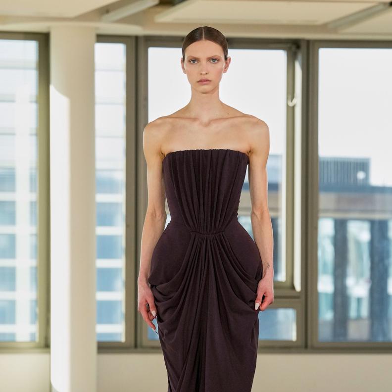 فساتين طويلة تليق بسهرة رأس السنة