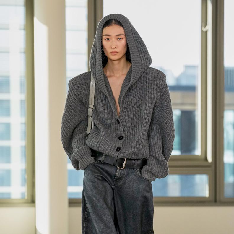 كنزة صوفية باللون الرمادي من Stella McCartney تجسّد الأناقة الهادئة التي لا تبطل موضتها.