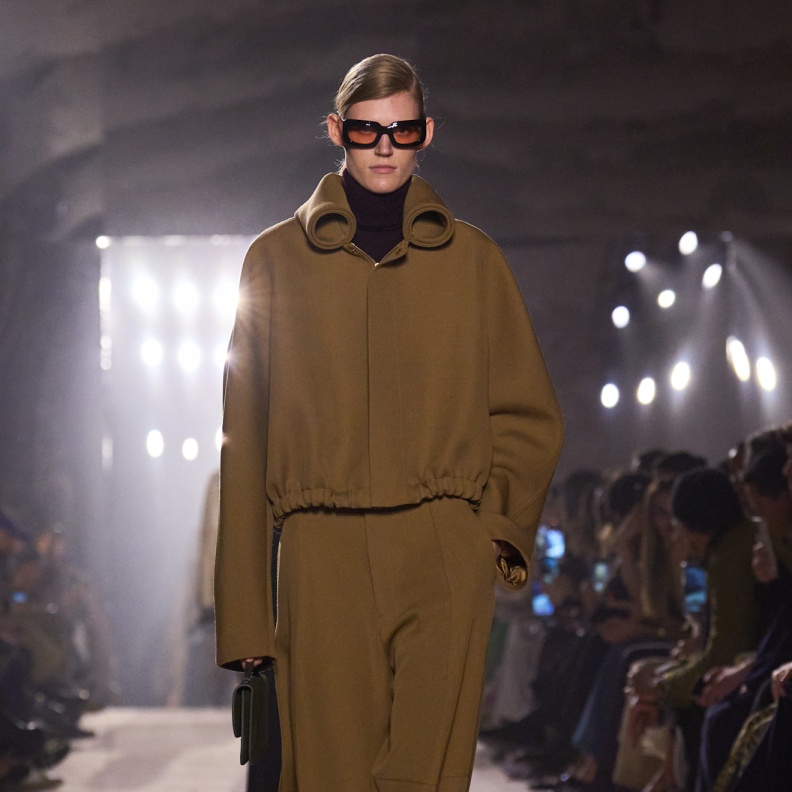 مونوكروم تنسيق عصري باللون البني من Victoria Beckham 