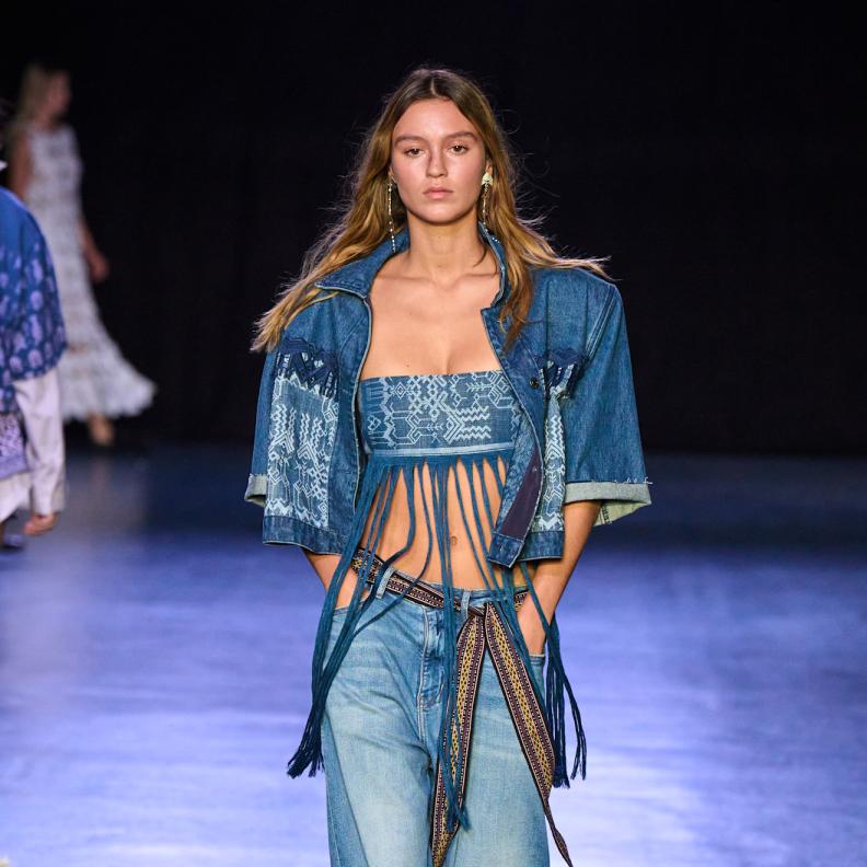 إطلالة من Vivienne Tam