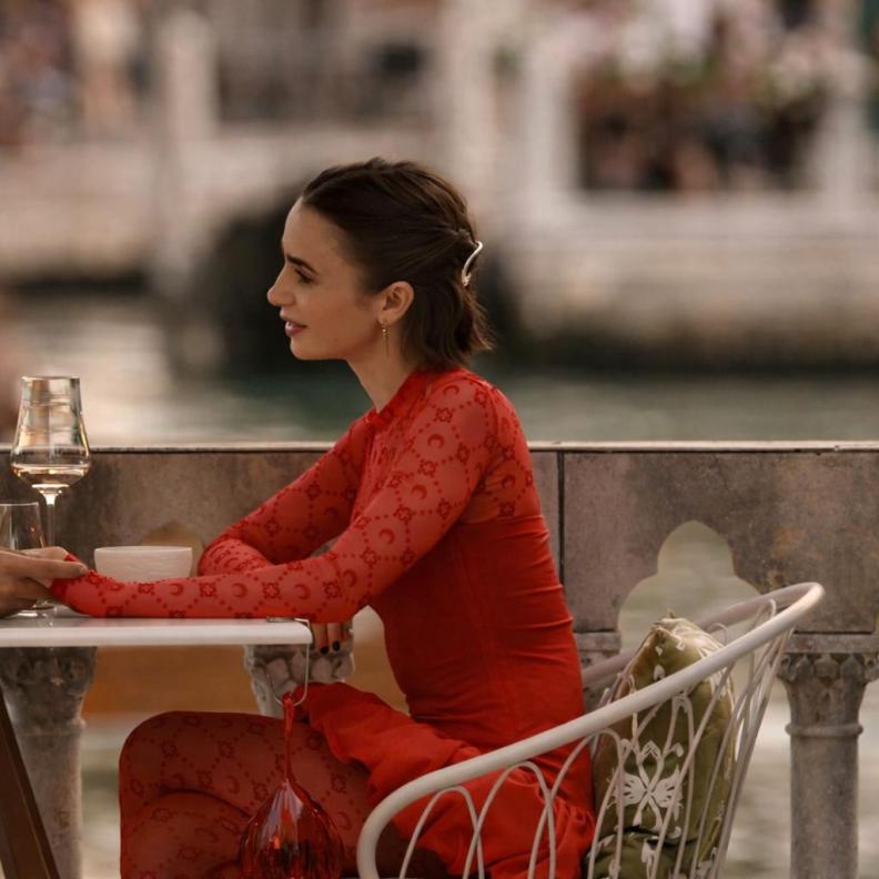 خاص لـ"هي": علامة الحقائب MESH–MESH… حكاية شقيقتين من القاهرة إلى عالم Emily in Paris