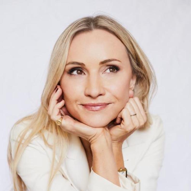 كيرستن كاريول تكشف سرّ اللانولين «المرطب الأقوى» للشفاه والبشرة للجمال العصري