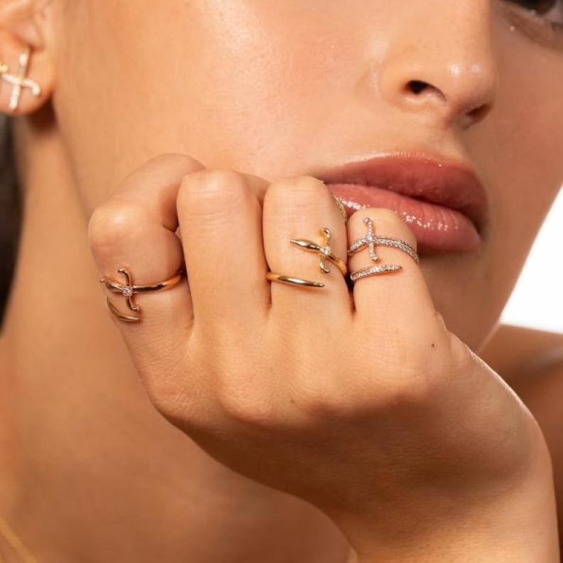 خاص ل"هي": Rita Ora ترتدي مجوهرات العلامة السعودية Charmaleena خلال مهرجان البحر الأحمر السينمائي الدولي