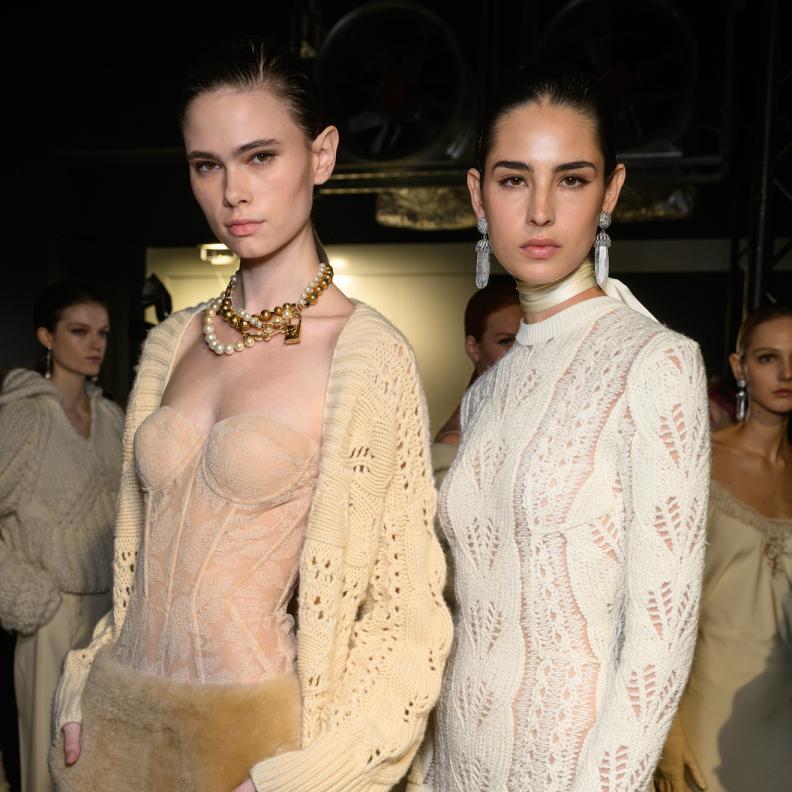 قدرة الألوان على تعزيز مفهوم الفخامة في عالم الموضة