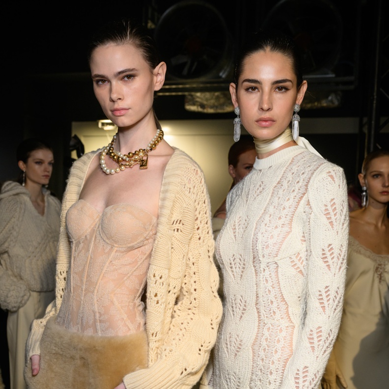 قدرة الألوان على تعزيز مفهوم الفخامة في عالم الموضة