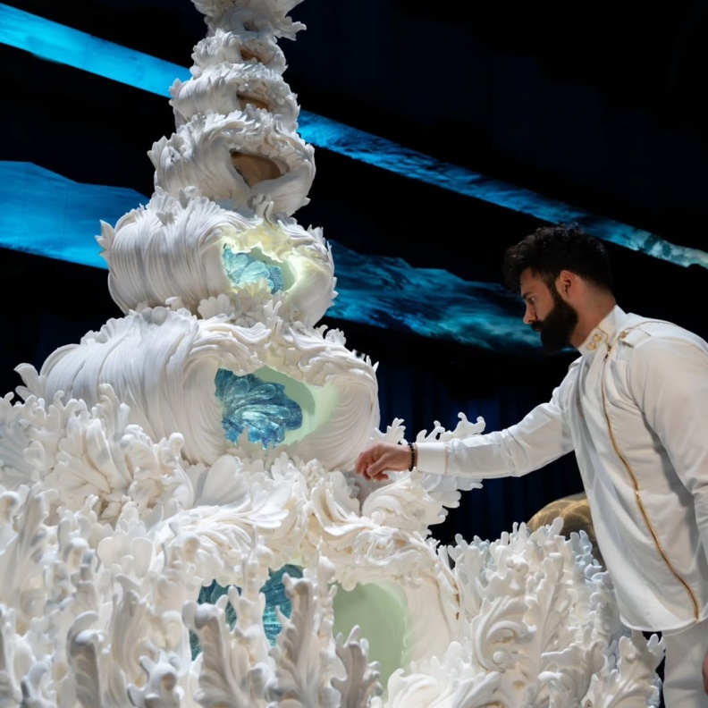 كيكة تجمع بين الشكل الضخم والتصميم الجريء الغير مألوف