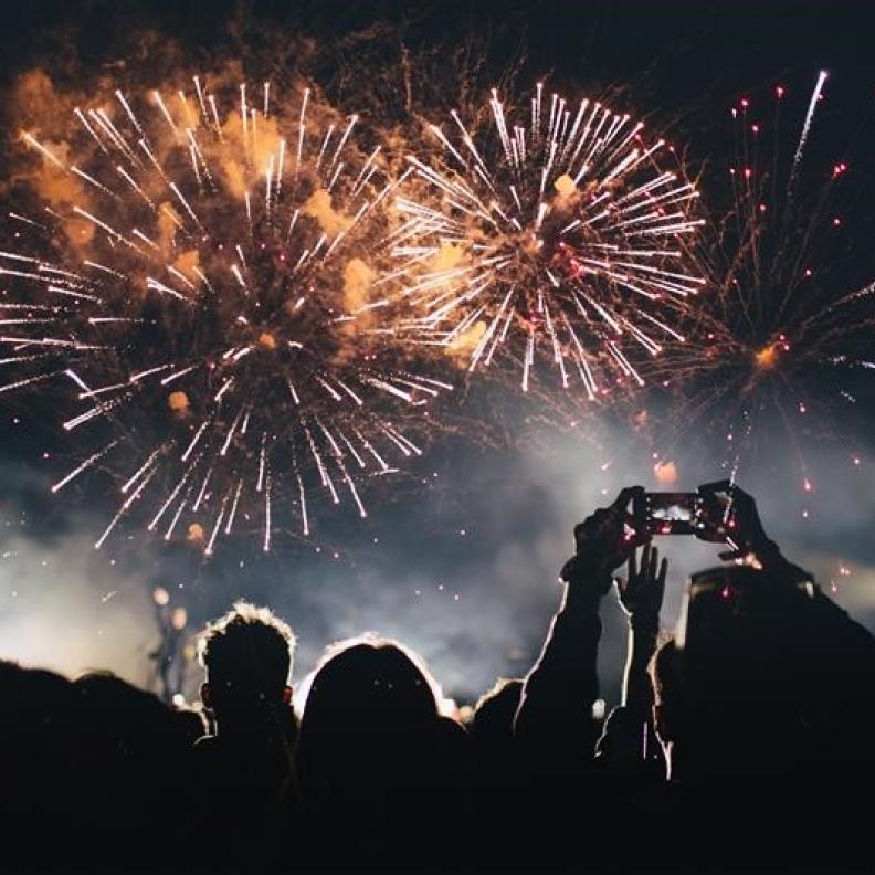 احتفالات رائعة لليلة رأس السنة 2025 في منتجع موڤنبيك جزيرة المرجان