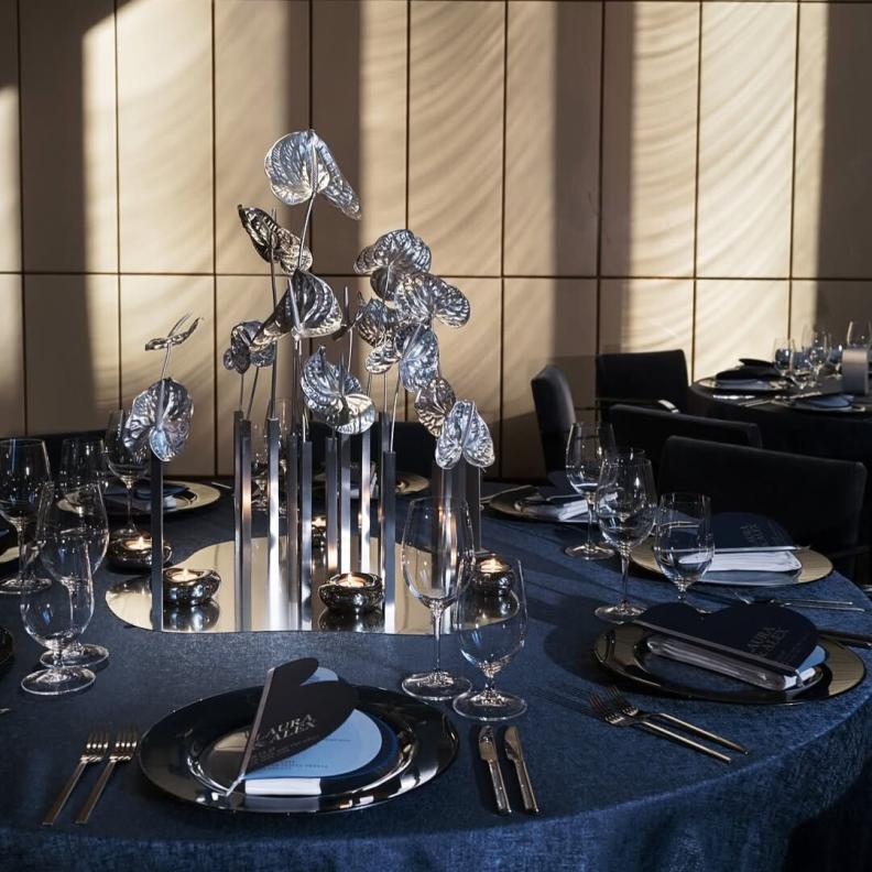 أدوات مائدة الضيوف من الكروم- الصورة من  Pinterest