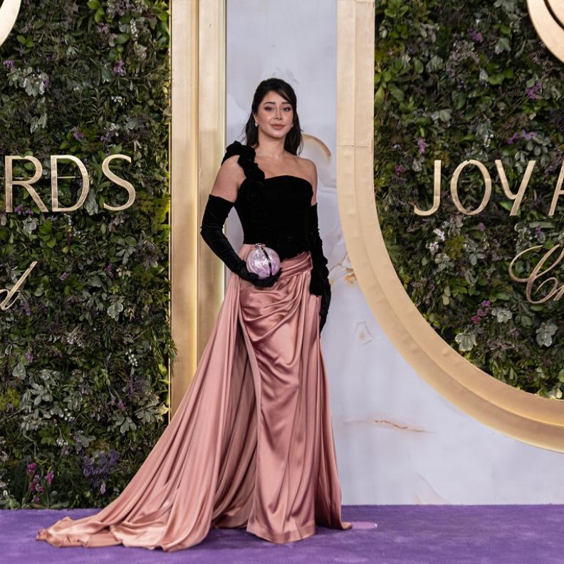 أسيل عمران بفستان بقماش المخمل الأسود 