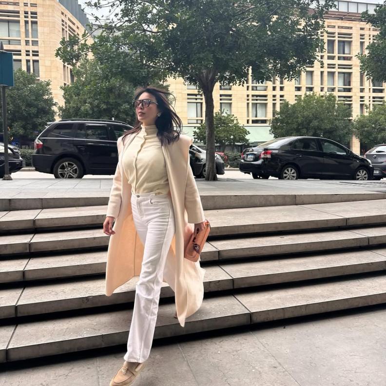 أمل بوشوشة بمعطف صوفي طويل باللون البيج