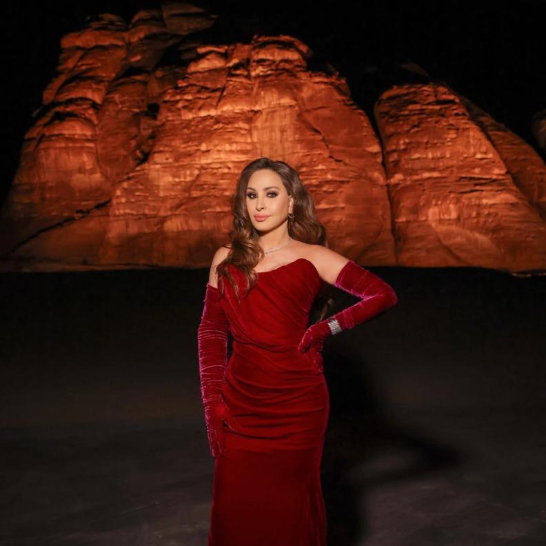 إليسا تتألق بإطلالة مخملية في العلا