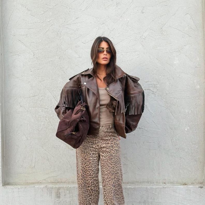 العنود بدر بالبنطال العريض المنقوشة ومعطف أوفر سايز 