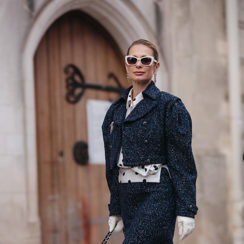 اللون الأبيض والطقم البراق تنسيق أنيق من إطلالات أزياء الشارع في باريس