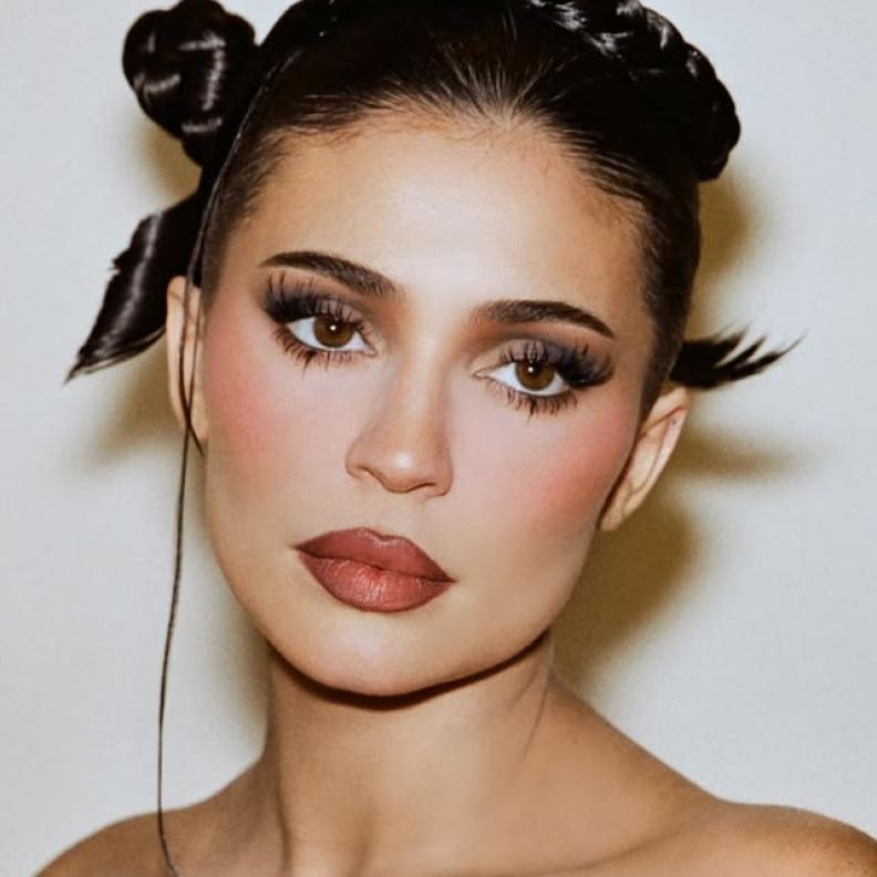 صيحات جمال كايلي جينر 2026: خطوات تطبيق مكياج السموكي وتسريحة الضفائر العصرية