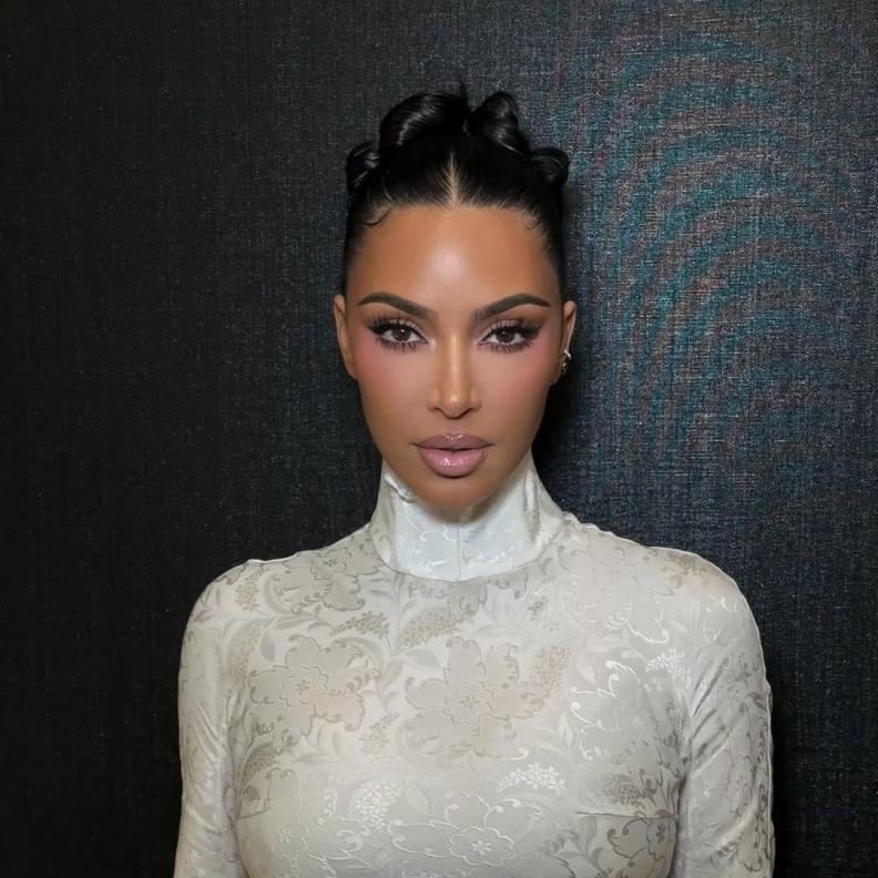 تحاول كيم كاردشيان التكيف مع مرض الصدفية