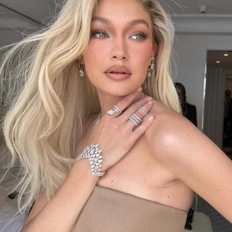 تعاملت جيجي حديد مع مرضها بالغدة الدرقية بذكاء