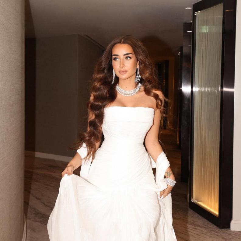 تهتم هنا الزاهد بروتين خاص لشعرها