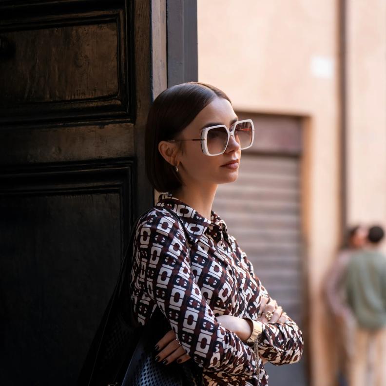 إطلالات ليلي كولينز في مسلسل Emily In Paris في موسمه الخامس