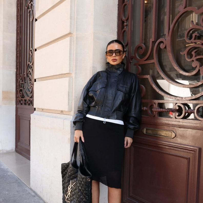 ديما بالتنورة السوداء القصيرة وجاكيت منتفخ 