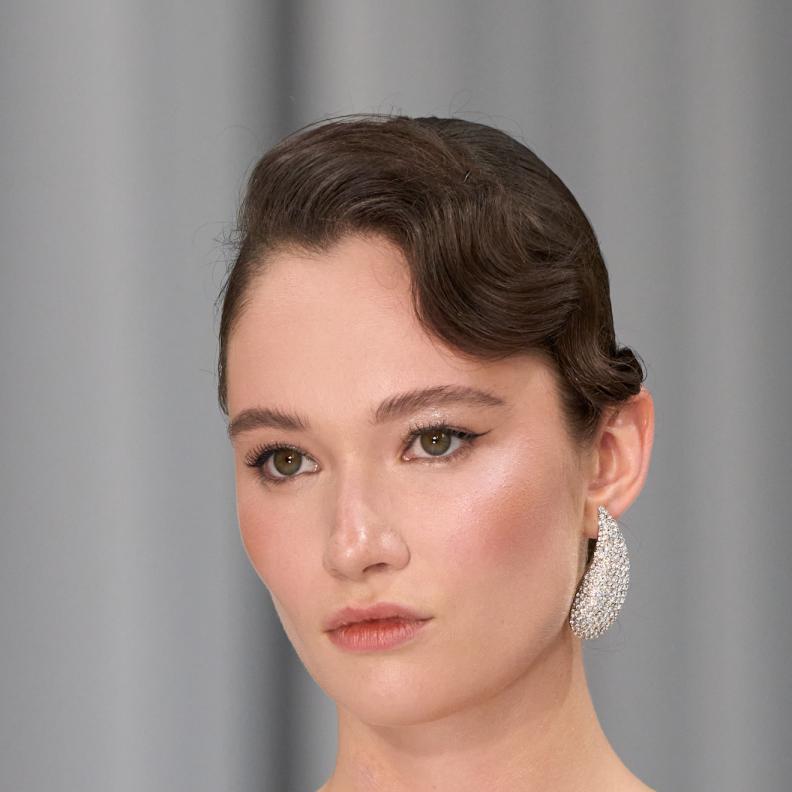 خطوط الآيلاينر العصرية بارزة بتجدّد استثنائي في شتاء 2026