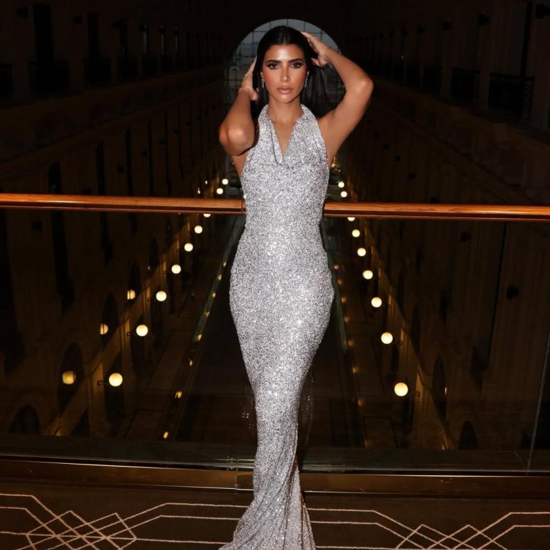 ريم سامي بفستان سهرة لامع مرصع  باللون الفضي