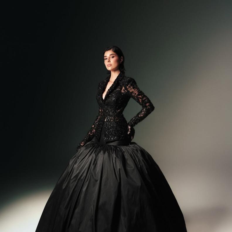 زينة مكي بإطلالة فخمة باللون الأسود 