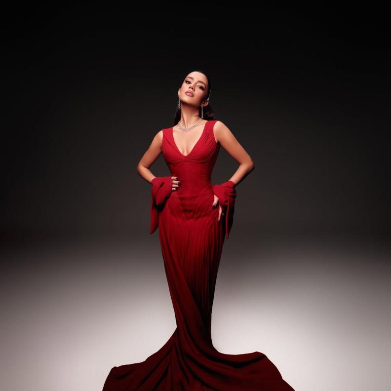 ستيفاني عطا الله بالفستان الأحمر 