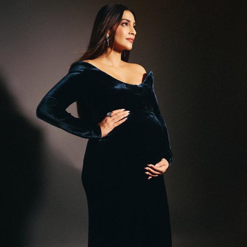 سونام كابور ترتدي فستانا طويلا من المخمل باللون الأسود