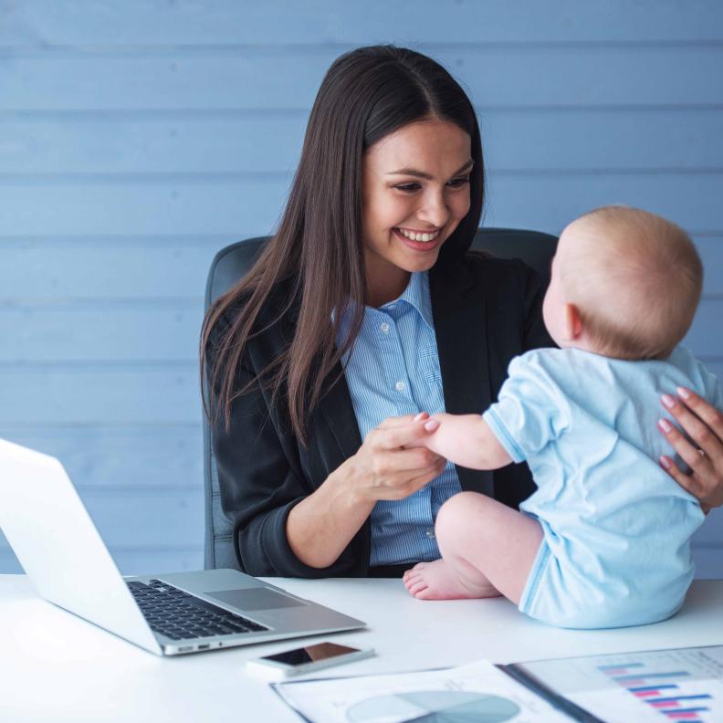 شعور الذنب كأم عاملة لا يعني أنكِ مقصرة حقًا