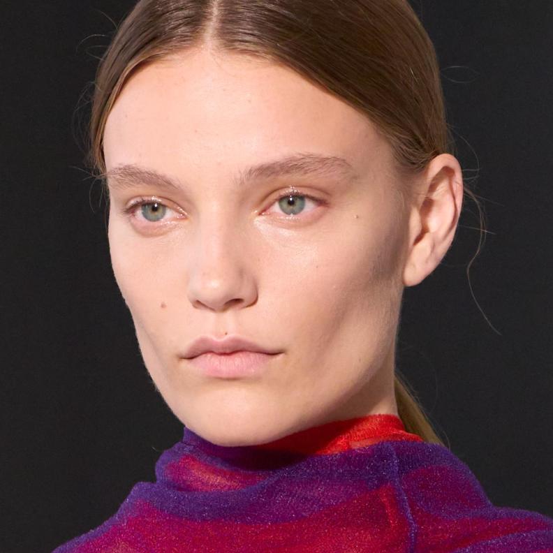 أي منطقة في الوجه تخسر الكولاجين أولًا؟.. إليكِ الإجابة الحاسمة وكيفية تعزيزه خلال مراحل عمركِ