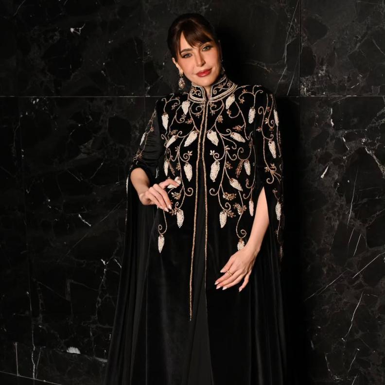 عبير نعمة بالعباية المخملية السوداء 