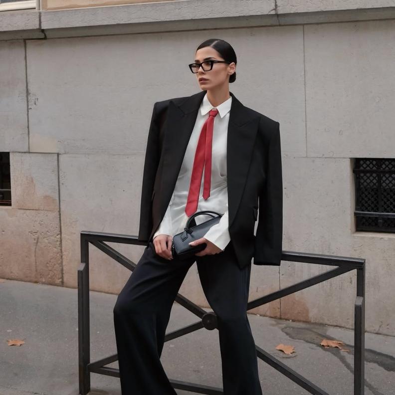 فرح عبدالعزيز بالقميص الأبيض وربطة عنق باللون الأحمر