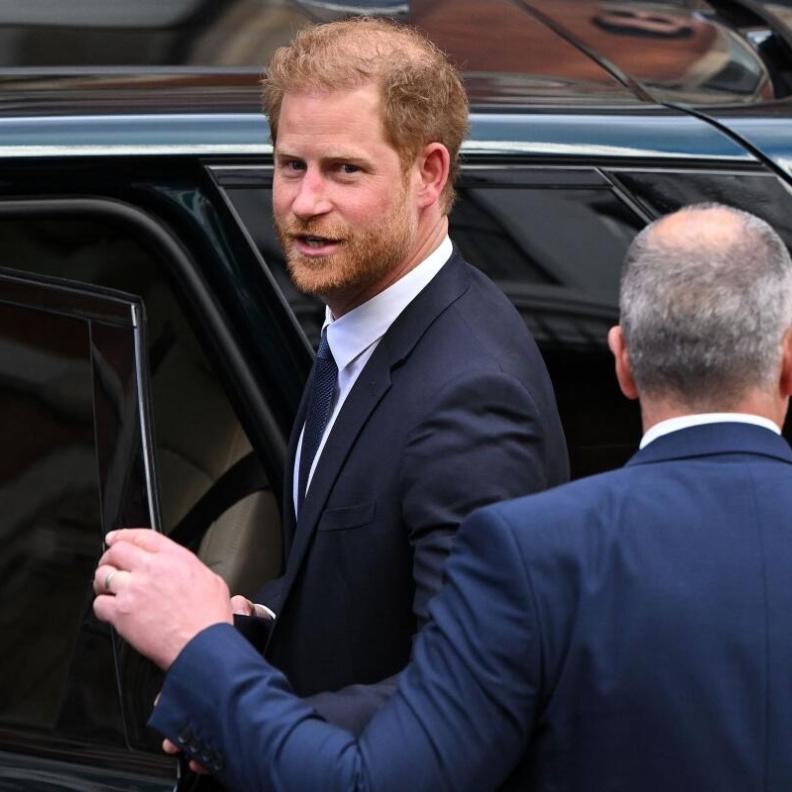 كبار العائلة الملكية البريطانية يتوجهون إلى اسكتلندا مع وصول هاري إلى لندن