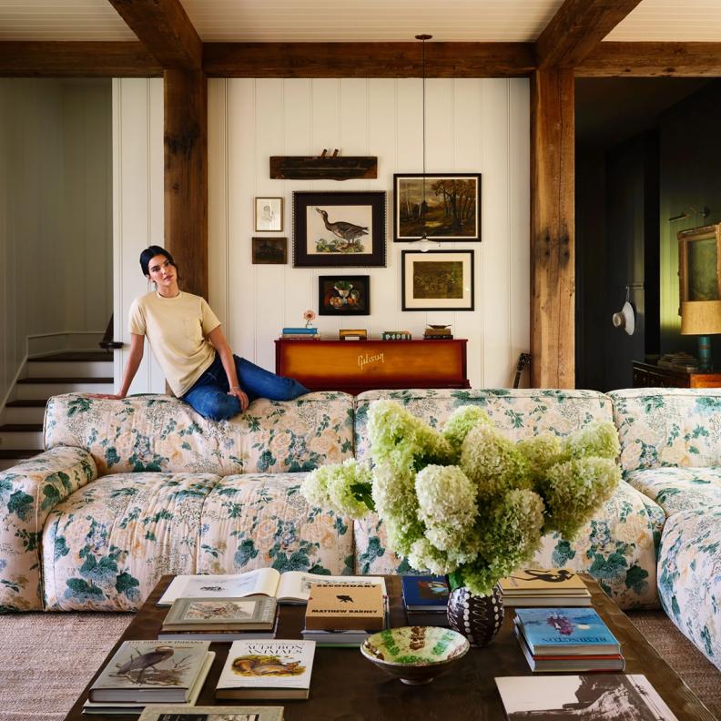 كيندال جينر في غرفة معيشتها مع الأريكة المزهرة من قماش الشينتز