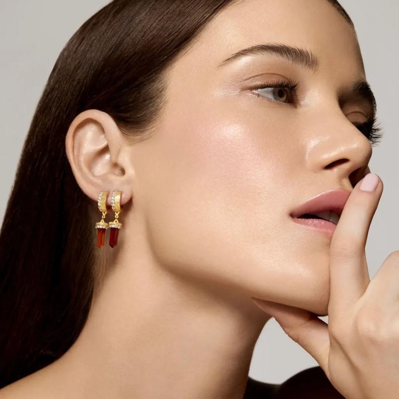 مجوهرات العقيق الأحمر الفاخرة للاحتفال بحجر ميلاد يناير بأناقة وطاقة متجددة