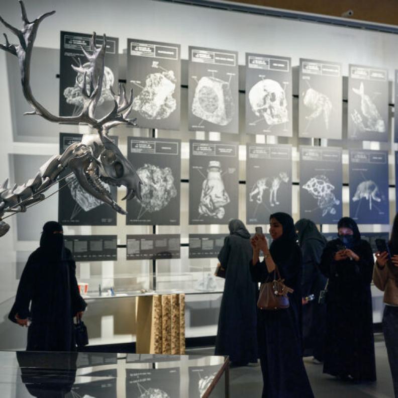 مركز الدرعية لفنون المستقبل يفتتح معرض من الأرض