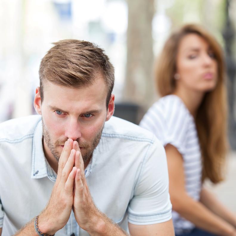 من علامات غيرة الرجل بدون كلامه ابتعاده عاطفيًا عن المرأة بعض الوقت