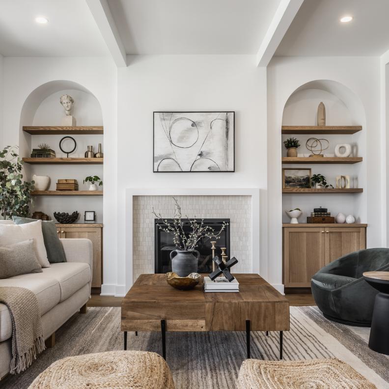 مهما كان شكل غرفة المعيشة أو حجمها، يمكنكِ أن تمنحيها لمسة فاخرة تنبض بالرقي