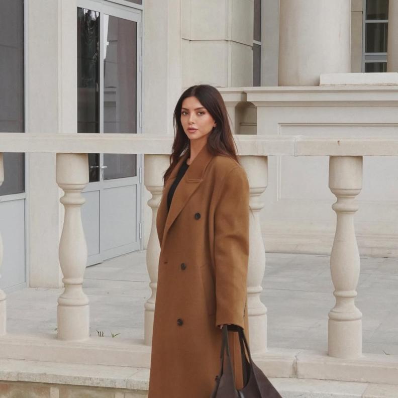 ناتالي فنج ترتدي معطفا طويلا باللون البني 