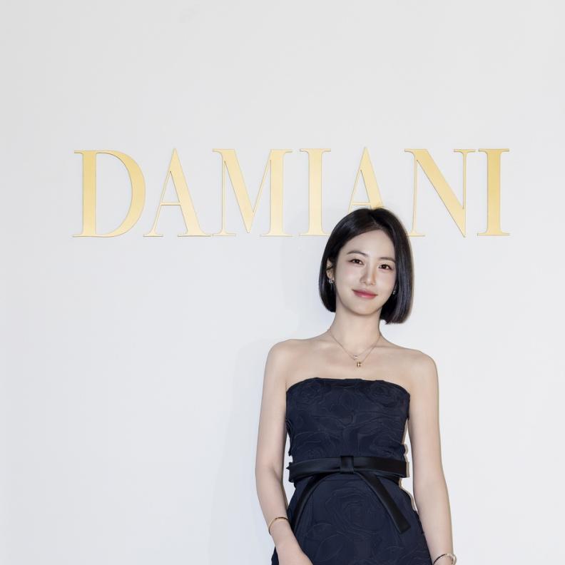 هواسا مغنية وكاتبة أغاني من كوريا الجنوبية