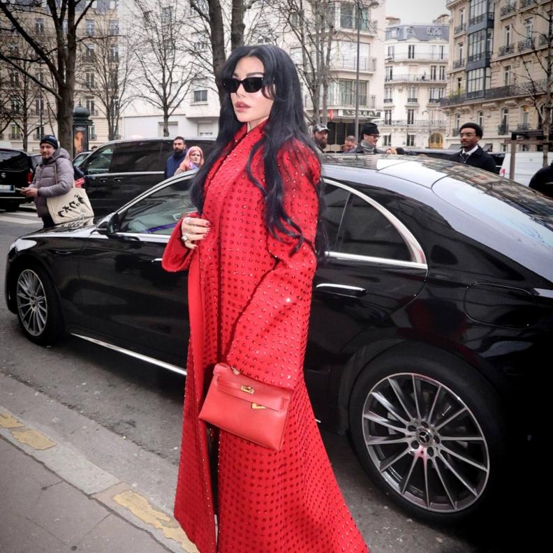 هيفاء وهبي تخطف الأنظار في باريس بالمعطف الأحمر اللامع