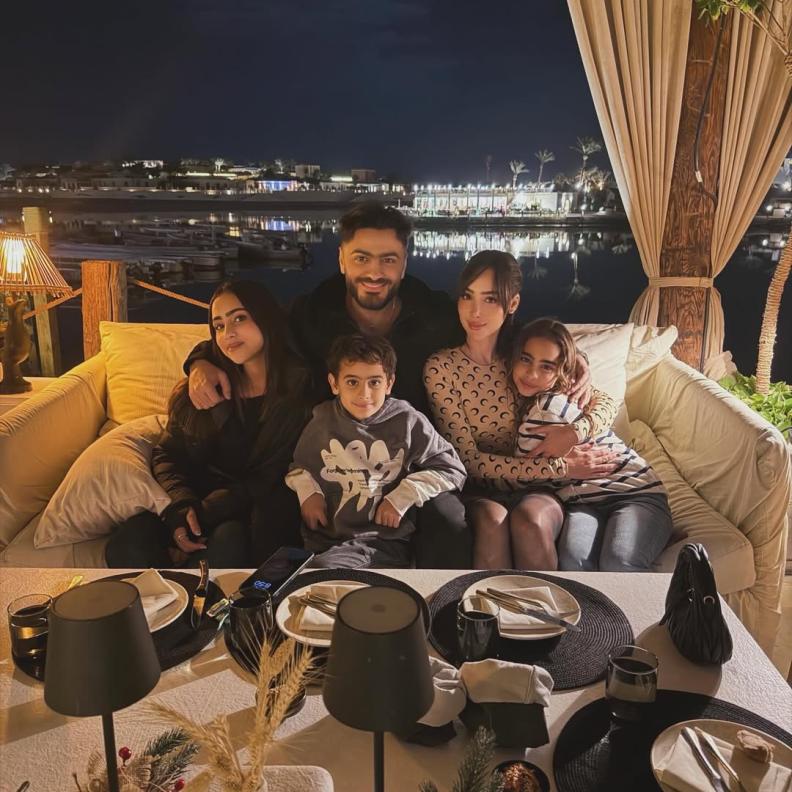 وحدة عائلة تامر حسني وبسمة بوسيل في كل الأزمات