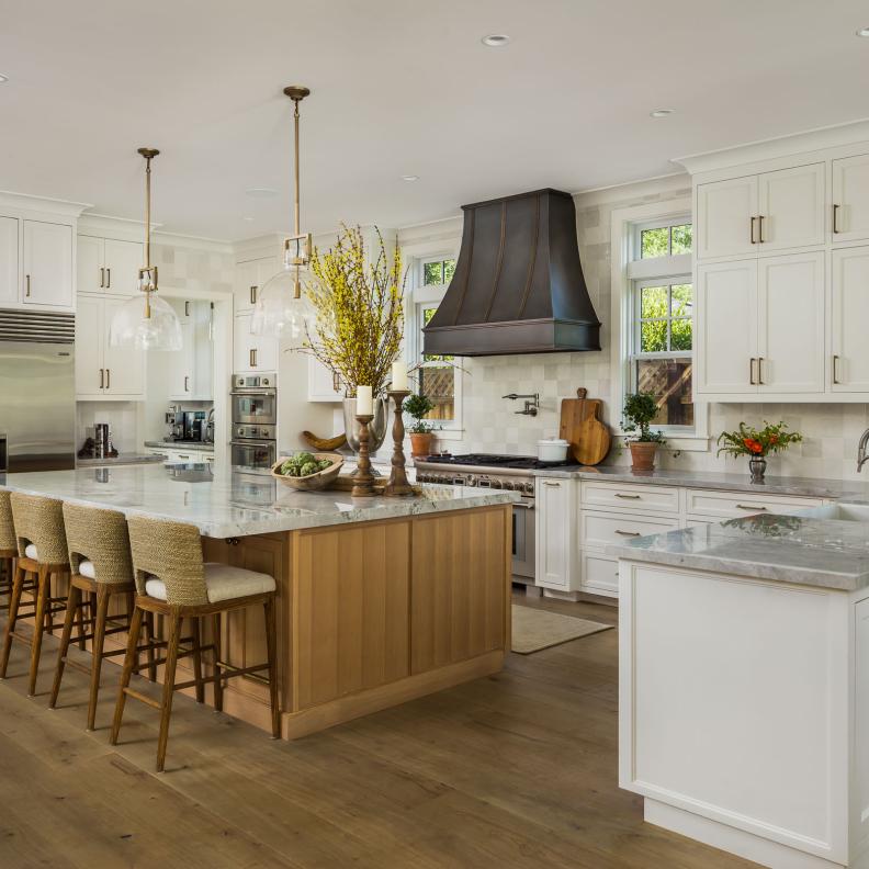 يليق اللون الأبيض مع العناصر الخشبية والرخامية الفخمة