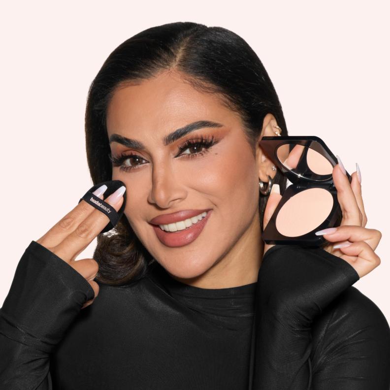 أصبح بإمكانك التألّق بإطلالة خالية من الشوائب بسهولة مع بودرة التثبيت Easy Bake Pressed، الخالية من التلك و