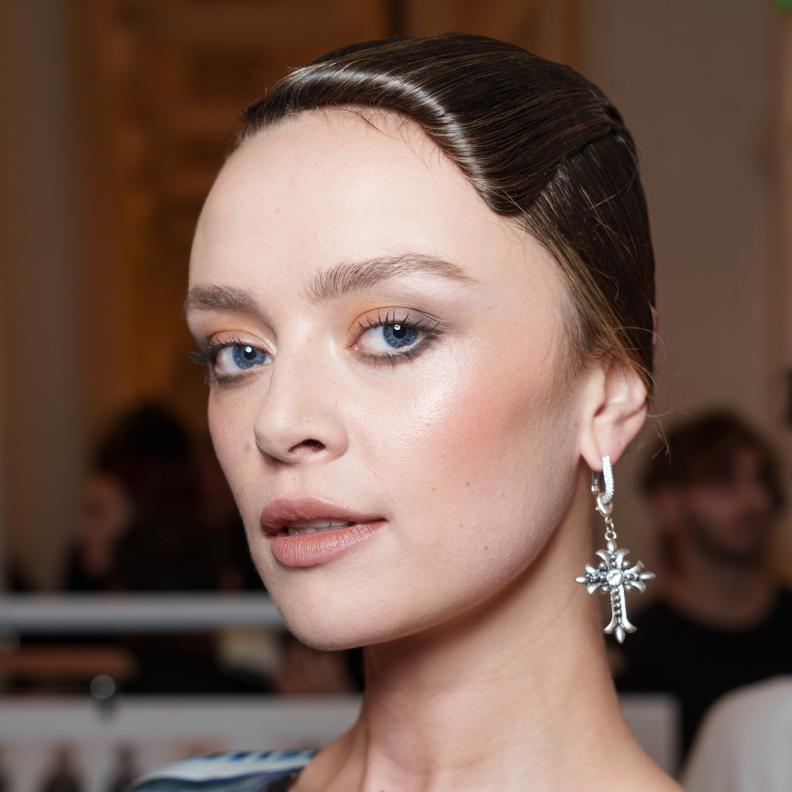 ألوان البلاشر البرونزي اللماع في عرض Paul Costelloe