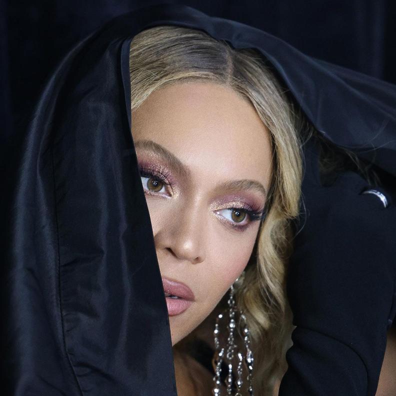 إتجاهات المكياج الزهري بأسلوب Beyonce