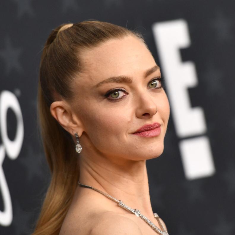  إطلالة Amanda Seyfried بمكياج برونزي قوي