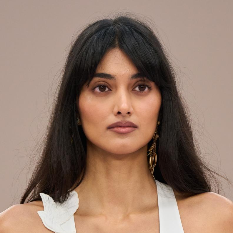  استخدام زيوت الشعر على الاطراف من دار Zimmermann