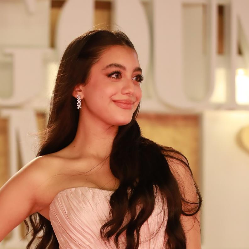  تتميز ياسمينا العبد بشعر طويل وصحي