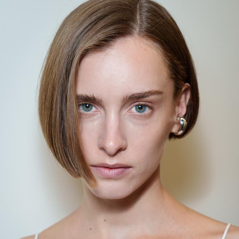  تسريحات شعر كاريه مع صبغات الشعر البني من دار Ashlyn